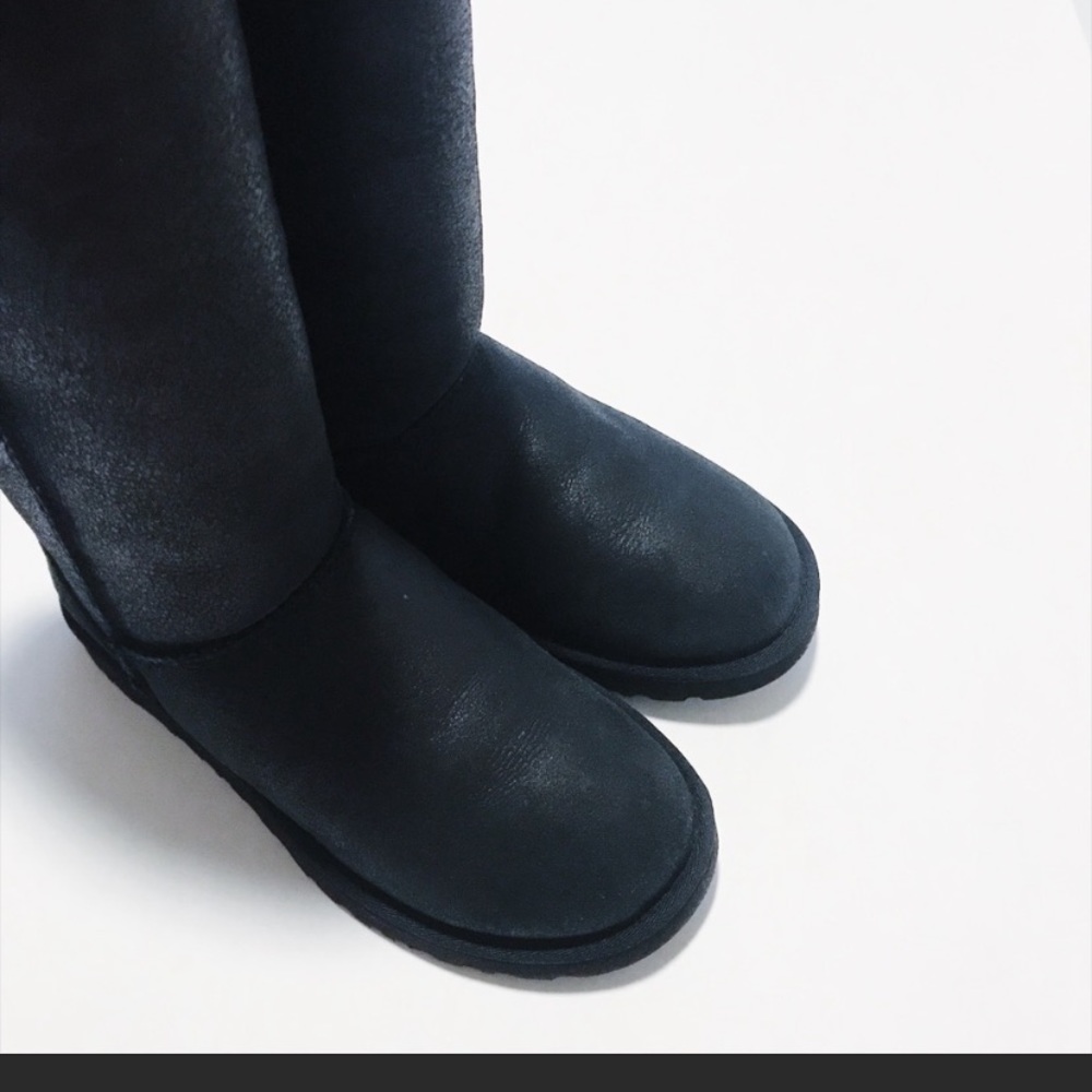 UGG - Classic Black Boots fits 7- 7 1/2 new with box great holiday gift !